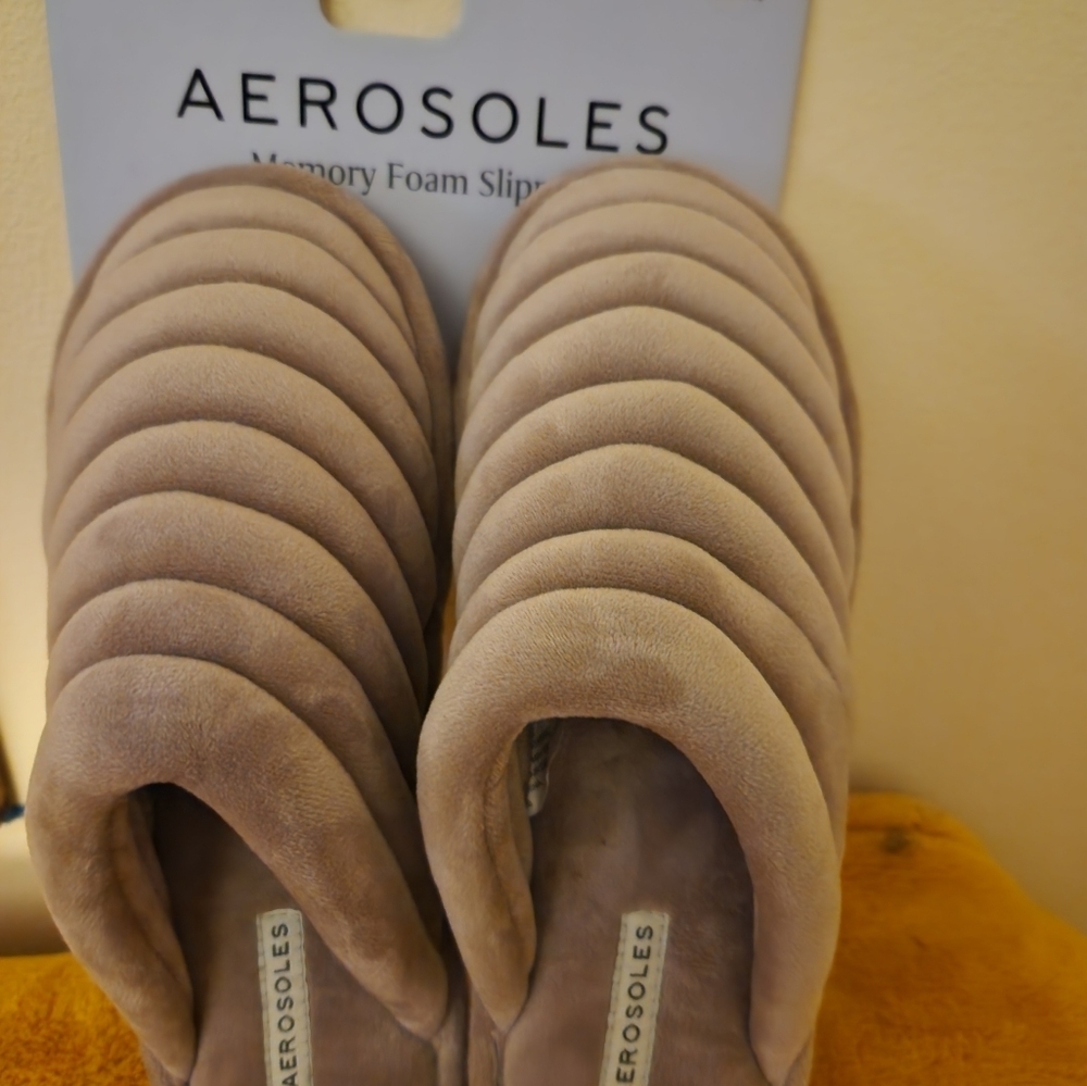NEW Aerosols Slippers